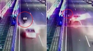 Mải nhìn điện thoại, không biết bạn mình bị ô tô tông bay người