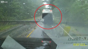 Biệt thự triệu đô của ông Trump tan hoang xơ xác sau bão, bán không ai mua