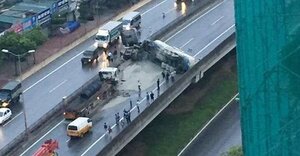 Đâm vào đuôi ô tô đầu kéo, xe bồn lật ngang trên đường vành đai 3