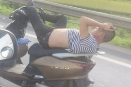 Video: Nam thanh niên 'chán sống' nằm trên yên, lái xe bằng chân trên cao tốc