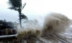 Tin mới nhất bão số 10 sẽ đổ bộ đất liền sáng mai (15/9): Vùng gần tâm bão gió giật cấp 15