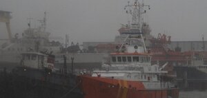 Cứu 11 ngư dân gặp nạn chơi vơi giữa biển trước lúc bão số 10 đổ bộ