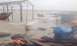 Tin mới nhất bão số 10 mạnh nhất trong 10 năm qua: Sóng biển đánh tan xưởng đóng tàu ở Hà Tĩnh
