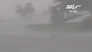 Bão số 10 'quần thảo' miền Trung: Sóng đánh cao hàng mét, gió quật ngã xe máy