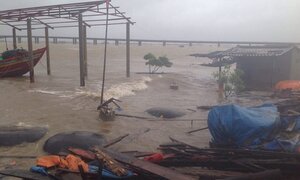 Video: Dân Hà Tĩnh gồng mình đối phó với bão số 10 đang quần thảo