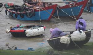 Ảnh: Dân liều mình ra biển cứu tàu thuyền trong cơn cuồng phong bão số 10