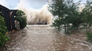 Ảnh hưởng bão số 10, biển Nam Định nước tràn bờ đê, ngập lụt khắp nơi