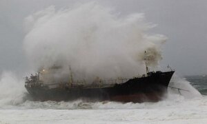 Tin bão số 10 mới nhất: Sóng lớn đánh chìm 2 tàu trên biển Quảng Ninh