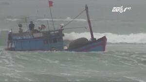 Bão số 10 hoành hành ở Quảng Ngãi: Sóng đánh chìm 4 tàu cá của ngư dân