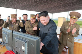 Ảnh: Ông Kim Jong-un háo hức xem phóng tên lửa qua Nhật Bản