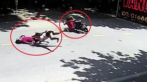 Xe máy lao như điên trong khu dân cư, tông gãy chân phụ nữ sang đường