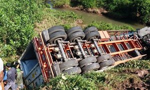 Xe container phơi bụng dưới vực ở Quảng Ninh
