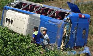 Xe khách chở hơn 20 người đâm vào cột mốc rồi lao xuống ruộng