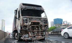 Ảnh: Xe đầu kéo cháy trơ khung trên đường vành đai 3