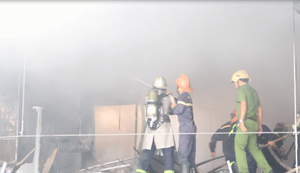 Khói độc mù mịt tỏa ra từ gara ô tô bốc cháy dữ dội lúc giữa trưa