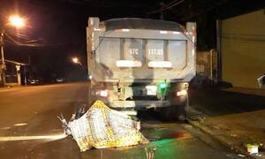 Nam thanh niên lao vào xe tải chết trong đêm