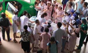 Chuyện hy hữu ở Nghệ An: Chồng đỡ đẻ cho vợ trên taxi