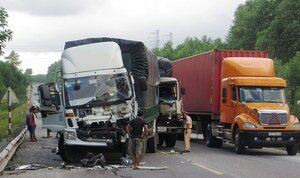 3 ô tô tông nhau liên hoàn, quốc lộ 1A ùn tắc kéo dài