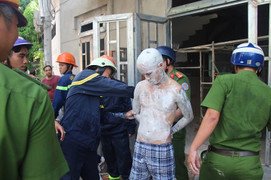 Thanh niên ngáo đá bôi vôi đầy người, leo lên tầng 3 định tự tử