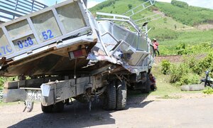 Video, ảnh: Hiện trường tàu hỏa tông xe tải văng xa 20m ở Bình Định