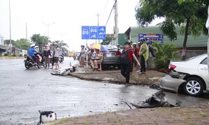 Bị xe ô tô kéo lê 10m, nam sinh lớp 10 nguy kịch