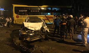 Xe khách chở 30 người tông xe taxi bẹp dúm