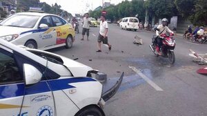 Taxi chở 5 người tông gãy cột điện, 3 người trọng thương