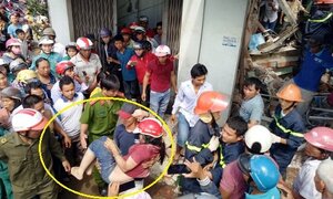 Đang ngồi ăn cơm, người phụ nữ bị xe tải tông trọng thương