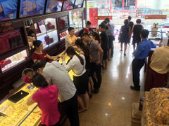 Giá vàng hôm nay 6/10: Giá vàng đi ngang cuối tuần, lượng giao dịch tăng dần