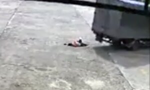 Video: Đi bộ trong sân công ty, nữ công nhân bị xe tải tông chết