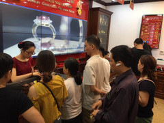 Giá vàng hôm nay 10/10: Chờ đợi 'khai hỏa', vàng rình rập tăng