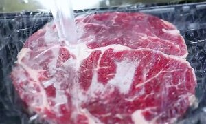 Giật mình với số lượng vi khuẩn sinh sôi từ thịt rã đông sai cách