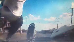 Vượt ẩu lấn làn, ô tô tông người đi xe máy bay lên nắp capo