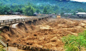 Nắng nóng bao trùm miền Bắc, mưa dông rải rác khắp miền Nam ngày cuối tuần