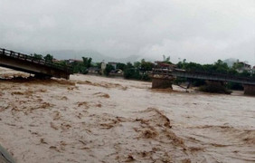 Nắng nóng bao trùm miền Bắc, mưa dông rải rác khắp miền Nam ngày cuối tuần