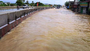 Nước ngập sâu gần 1m, quốc lộ 1A bị chia cắt