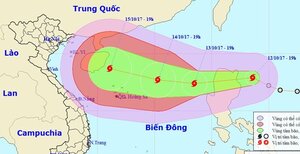 Bão Khanun đang tiến vào Biển Đông và liên tục mạnh lên