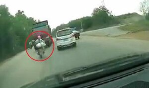 Kinh hãi clip xe máy vượt ẩu khuất tầm nhìn, đâm trực diện xe tải