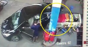 Clip: Ô tô húc đổ trụ bơm xăng, cán bẹp xe máy rồi bỏ trốn ở Hà Nội