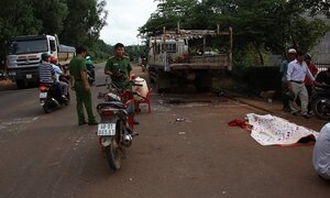 Xe máy tông đuôi xe tải đang đậu bên đường, tài xế chết thảm