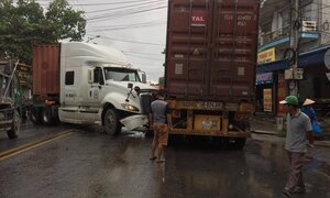 Tai nạn liên tiếp trên quốc lộ 18, giao thông ùn tắc kéo dài