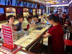 Giá vàng hôm nay 17/10: Giao dịch lạnh lẽo, giá trị lao dốc