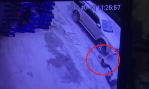 Ô tô đi sai làn, đâm người đi xe máy ngã văng rồi bỏ trốn