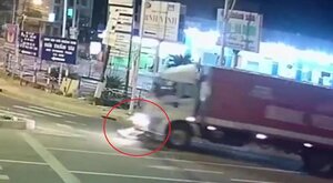 Rơi vào điểm mù xe tải, nữ sinh đi xe đạp điện bị cán chết thương tâm