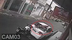 Biker phóng như tên lửa, đâm nát đuôi ô tô ven đường