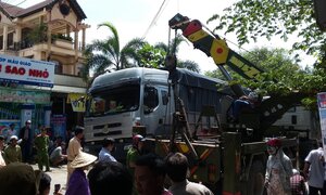 Người phụ nữ nhặt ve chai bị xe tải cán chết thương tâm