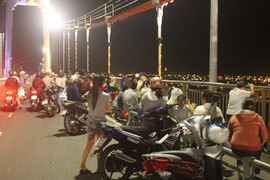 Người đàn ông bỏ lại xe ô tô nhảy xuống sông Hàn tự tử