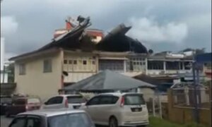 Video: Siêu bão Lan bóc tung nóc nhà ở Malaysia