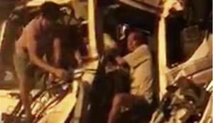 CSGT phá đầu xe giải cứu tài xế mắc kẹt trong cabin