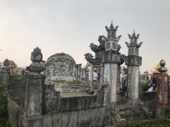 Đi chăn vịt, hoảng hồn phát hiện xác chết trong nghĩa địa